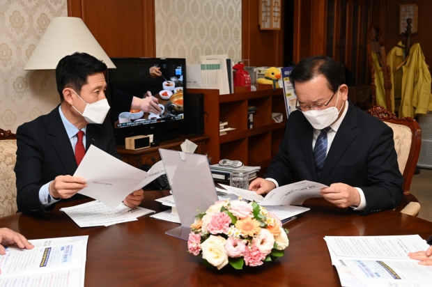 (좌측부터) 이강덕 포항시장, 김부겸 국무총리