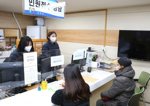 경주시 식품안전과 내에 설치된 민원접수·상담 창구에서 직원들이 민원업무를 처리하고 있다
