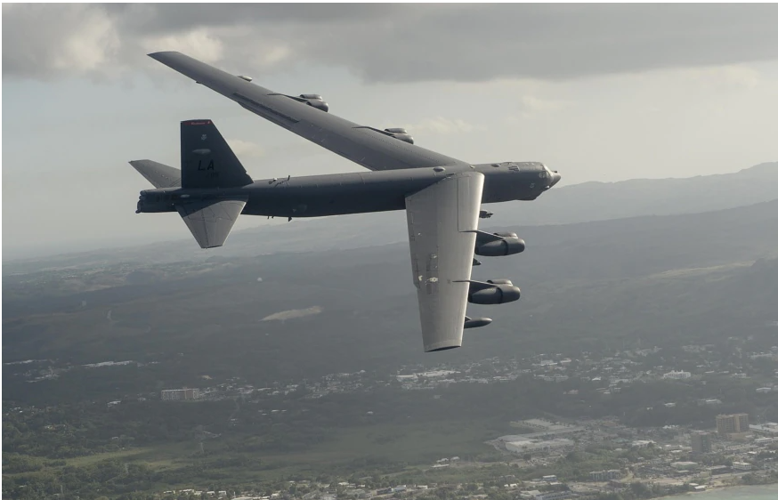 미 공군 B-52H 전략폭격기가 괌 해안 상공을 비행하고 있다. 미 공군 사진