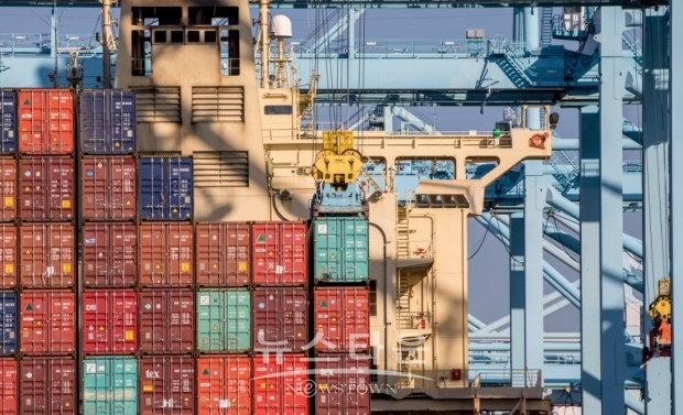 일본 수입은 올해 들어 1월까지 39.6% 급증했으며, 중간치인 37.1% 증가, 무역수지는 2조1천 911억엔 적자로 돌아섰다.