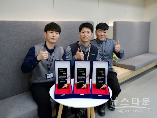 ‘2021년 CS 달인’에 선정된 경기도 안산센터 휴대폰 엔지니어 김태종, 전남 목포센터 가전 엔지니어 조영길, 부산 사하센터 케어마스터 김성률 (왼쪽부터) / 사진 : 삼성전자