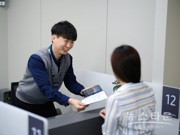 2019년부터 2021년까지 3년 연속으로 CS 달인에 선정된 경기도 안산센터 휴대폰 엔지니어 김태종 프로가 내방 고객을 응대하는 모습 / 사진 : 삼성전자