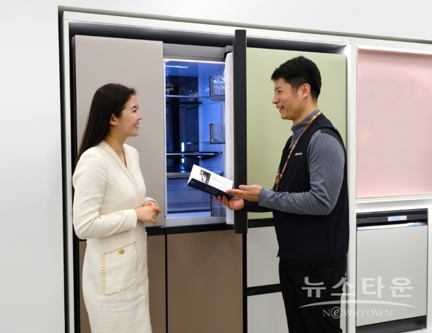 2021년 CS 달인 중 최고점을 획득한 전남 목포센터 가전 엔지니어 조영길 프로가 방문 서비스를 제공하는 모습 / 사진 : 삼성전자