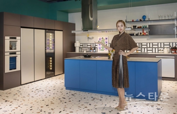 삼성전자 모델이 삼성디지털프라자 강남본점에서 비스포크 인피니트 신제품을 소개하고 있다. / 사진 : 삼성전자