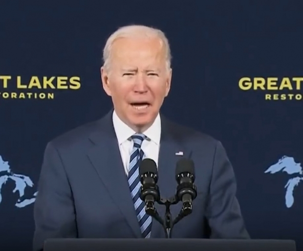 바이든 대통령은 18일 영국의 보리스 존슨 총리, 독일의 올라프 숄츠 총리 등과 전화 협의, 제재를 포함한 대(對)러시아 정책에서의 결속을 합의했다. 이들은 러시아의 군비증강에 대한 우려를 공유하고, 긴장 완화를 위한 외교를 계속할 방침을 재차 확인했다. / 사진 : 바이든 대통령 공식 트위트 계정