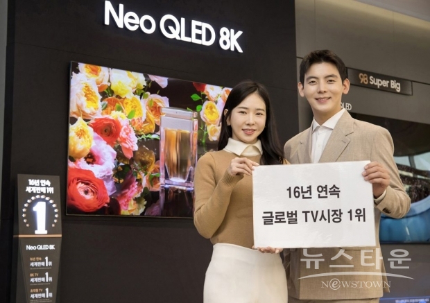 삼성전자 모델이 서울 논현동에 위치한 삼성디지털프라자 강남본점에서 삼성 TV의 16년 연속 글로벌 시장 1위 달성과 그 주역인 Neo QLED 제품을 소개하고 있다./사진 : 삼성전자