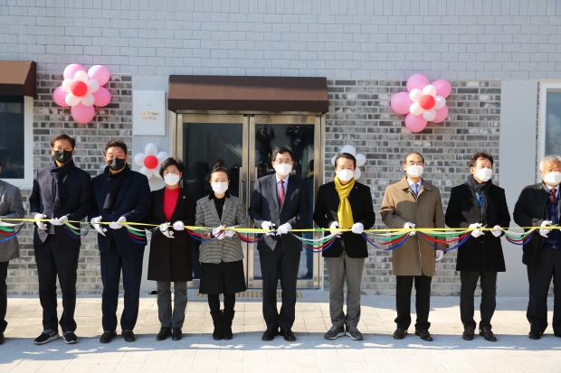 주낙영 경주시장(왼쪽 5번째), 2.10일 구정동 소재 누리영타운(미혼모자 가족복지시설) 개소식에 참가하여 축하 기념촬영을 하고 있다