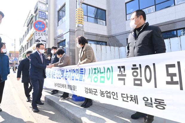 박남춘 인천광역시장이 22일 강화군청을 방문해 군민들과 인사하고 있다.
