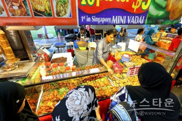 우크라이나 사태도 리스크다. 우크라이나를 러시아가 침공했을 경우, 미국과 유럽 각국은 엄격한 대(對)러시아 경제 제재를 가하겠다고 강하게 말하고 있다. 그 경우, 세계경제에 영향을 주는 것은 틀림없다. / 사진 : 싱가포르 야시장 /유튜브 캡처