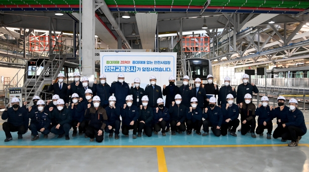 박남춘 인천광역시장이 23일 운연차량사업소에서 열린 '2022년 인천교통공사 주요업무보고'를 마친 뒤 직원들과 기념촬영을 하고 있다.