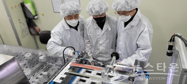 충남 천안에 위치한 자가진단키트 생산업체 ‘젠바디’에서 삼성전자 스마트공장 전문가와 젠바디 직원(가운데)이 검사용 디바이스 포장 라인을 점검하고 있다. /사진 : 삼성전자