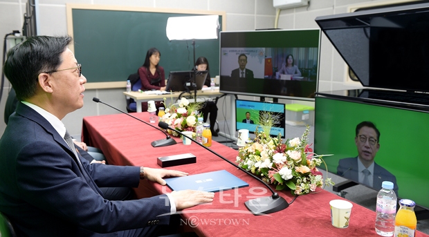 비대면 온라인으로 순천향대학교 김승우 총장이 중국 허페이대학교와 글로벌 인재 양성을 위한 업무협약을 체결하고 있다.