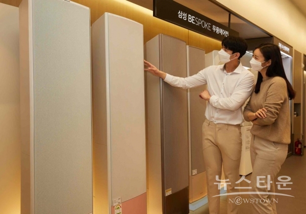 삼성 디지털프라자 강남본점에서 삼성전자 모델이 2022년형 ‘비스포크 무풍에어컨 갤러리’를 소개하고 있다.