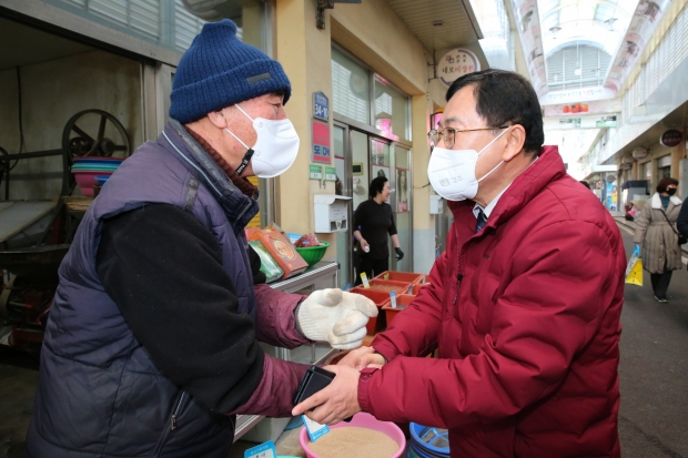 주낙경 경주시장, 성동시장 상인 격려하는 모습