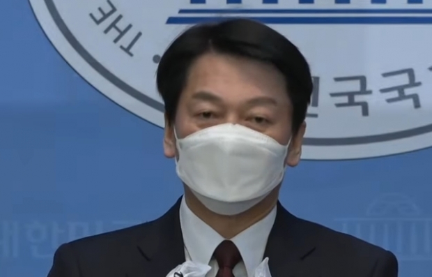 안철수 국민의당 대표가 3일 오전 국회에서 단일화를 선언하고 있다.