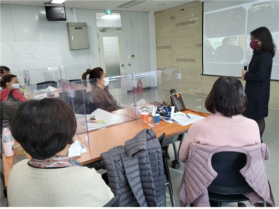 인천고령사회대응센터가 지난해 마련한 ‘50+인생캠프’ 선배시민 교육 프로그램에 참여한 시민들이 강연을 듣고 있다.