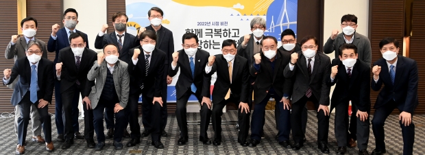 박남춘 인천광역시장이 3일 인천테크노파크에서 열린 '2022년 인천테크노파크 주요업무보고'를 마친 뒤 기념촬영을 하고 있다.