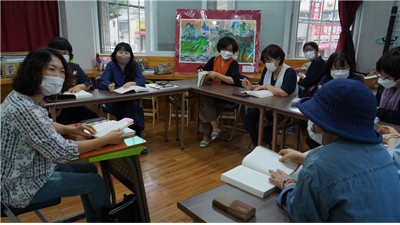 사진설명: 시민복지 학습동아리 ‘뿌리깊은나무’ 회원들이 인천시 남동구 콩세알 도서관에서 독서·토론 모임을 하고 있다.