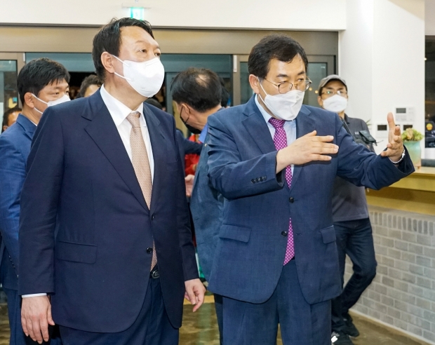 주낙영 경주시장이 지난해 9월 17일 황리단길 생활문화센터를 찾은 윤석열 당시 국민의힘 대선 경선 후보를 상대로 주요 현안사업에 대해 설명하고 있다