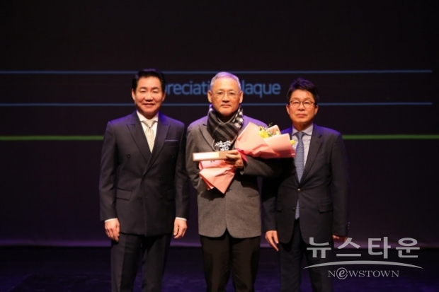 왼쪽부터 박상원 서울문화재단 이사장, 유인촌 전 문체부 장관, 이창기 서울문화재단 대표이사가 수여식을 진행한 후 기념촬영을 하고 있다 /사진 : 서울문화재단