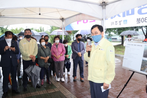 건천천 친수공간 산책로 조성사업’ 준공현장서 주낙영 경주시장이 주민들에게 사업설명을 하고 있다