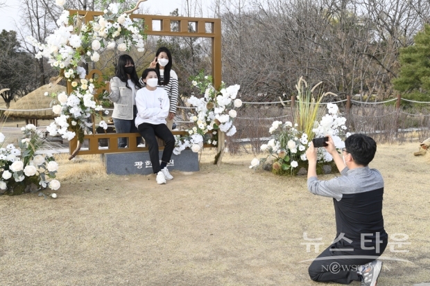 국내 꽃 장식부문 최고의 실력을 겸비한 국가대표 플로리스트 서원택 선수와 5명의 플로리스트가 참여, 광한루원만의 특별한 공간으로 재탄생