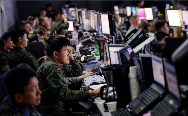 지난 2015년 8월 을지프리덤가디언(UFG) 한미 연합군사훈련에 참가한 장병들이 오산공군기지 내 지휘통제소에서 작전을 수행하고 있다. 미 공군 사진