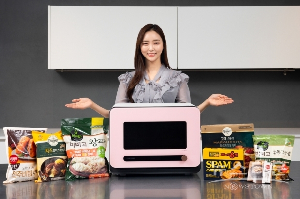 삼성전자 모델이 수원 영통구에 위치한 삼성전자 수원사업장에서 ‘우리 집 전자레인지, 큐커로 교체’ 캠페인을 소개하고 있다. /사진 : 삼성전자