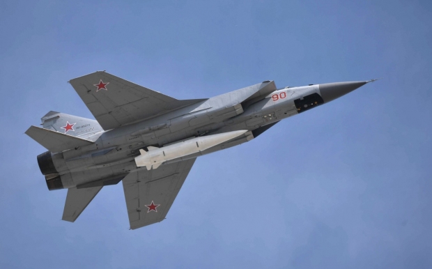 러시아의 극초음속미사일 킨잘(Kinzhal hypersonic missile)이 미그기(MIG-31)에 실린 모습 / 사진 : 위키피디아
