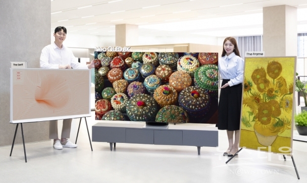 삼성전자 모델이 서울 대치동에 위치한 삼성 디지털프라자 대치본점에서 2022년형 더 세리프(The Serif), Neo QLED 8K, 더 프레임(The Frame)을 소개하는 모습.(1번 사진 기준 왼쪽부터) 더 프레임은 새롭게 출시되는 자동 회전 스탠드로 세로 화면을 연출했다. / 사진 : 삼성전자