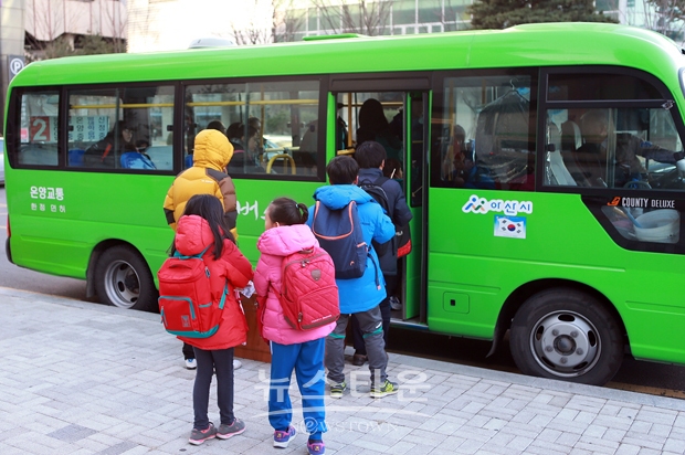 아산시 어린이와 청소년은 4월 1일부터 시내버스와 농어촌버스를 무료로 이용할 수 있다. 충남형 알뜰교통카드를 사용하고 충남에 거주하는 모든 어린이와 청소년은 하루 최대 3회까지 충남 시내버스와 농어촌버스를 무료 이용할 수 있다.