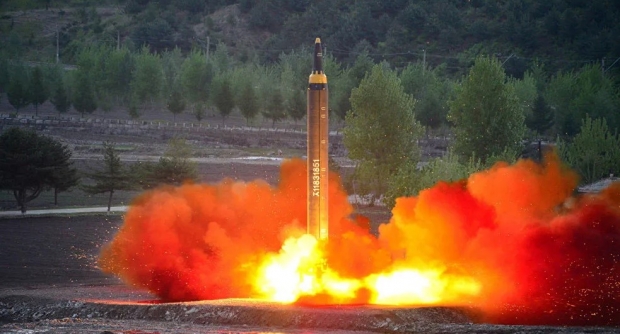 장쥔(張軍) 유엔 주재 중국대사는 “어떤 당사자도 긴장을 고조시키는 행동을 해서는 안 된다”면서, “미국은 북한의 정당한 요구를 계속 무시할 수 없다. 조속한 대화 재개의 길을 열기 위해 매력적인 제안을 해야 한다”고 요구했다. / 사진은 북한 화성-12형 미사일 발사 장면/ 위키피디아 캡처