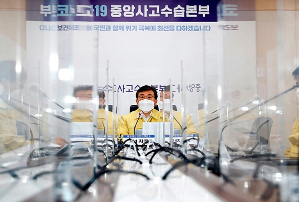 권덕철 중앙재난안전대책본부 제1차장(보건복지부 장관)이 중앙재난안전대책본부 회의를 주재하며 발언하고 있다. 보건복지부 사진