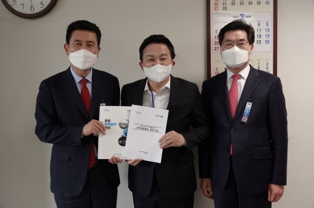 좌측부터 이강덕 포항시장, 원희룡 기획위원장, 정해종 포항시의회 의장