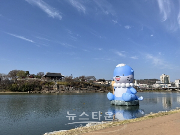 남강에 전시된 하모