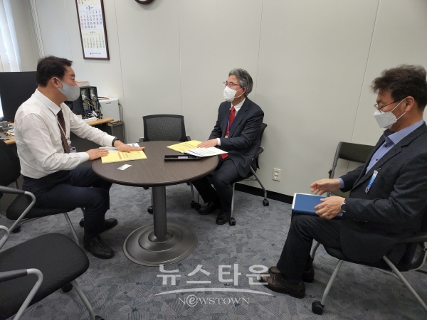 신종우 진주 부시장이 서일준 행정실장과 면담하고 있다.