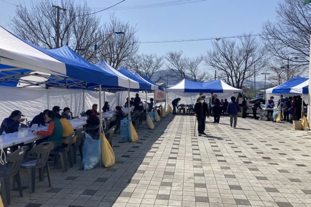 29일 ‘안부묻go, 반찬나누go!’ 반찬 지원사업에 참여한 경주시 황성동지역사회보장협의체 위원들이 기념촬영을 하고 있다