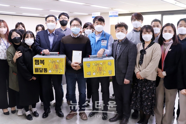 충주시청공무원노동조합이 ‘칭찬하면 행복배달통(通)이 간다’ 3월의 주인공으로 자치행정과에서 선거업무를 담당하고 있는 오원근 주무관(행정 6급)을 선정했다.