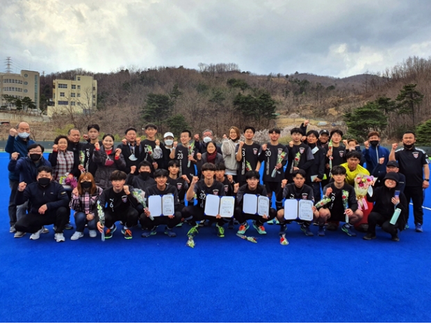 2022전국춘계남여하키대회 우승을 만끽하며  함께 응원해준 가족들과 함께