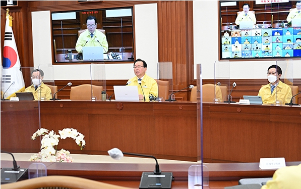 김부겸 국무총리가 1일 정부서울청사에서 열린 코로나19 중대본 회의를 주재하고 있다. 국무조정실 사진