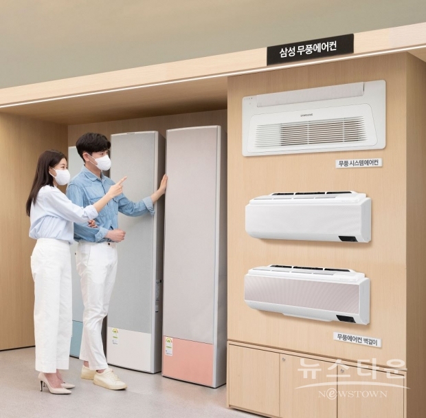 삼성전자 모델이 서울 대치동에 위치한 삼성 디지털프라자 삼성대치본점에서 ‘무풍 에어디자인 페스티벌’ 행사를 소개하고 있다. / 사진 : 삼성전자
