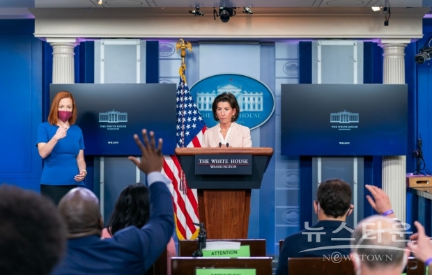 지나 레이몬드(Gina Raimondo) 미 상무장관은 성명에서 “(러시아의) 고립을 한층 더 깊게 겠다”고 강조하면서, 금수조치에 의해, 방위나 항공 우주, 해사 등 전략적 분야에서 러시아나 벨라루스의 능력을 저하시킬 것이라는 생각을 나타냈다./ 사진 : 위키피디아