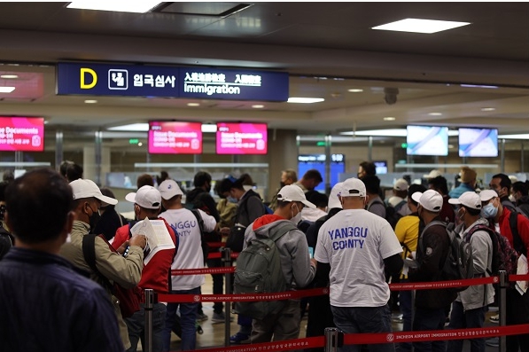 필리핀 국적 계절근로자가 입국심사 대기를 하고 있다. 법무부 사진