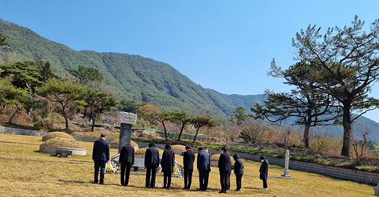 창원시는 4월3일 삼진의거 당시 희생자 8인의 묘역에 참배했다(사진=창원시)