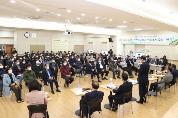 주낙영 경주시장이 30일 안강읍행정복지센터에서 열린 ‘새해 열린 소통 간담회’에 참석해 주민들과 소통을 하고 있다