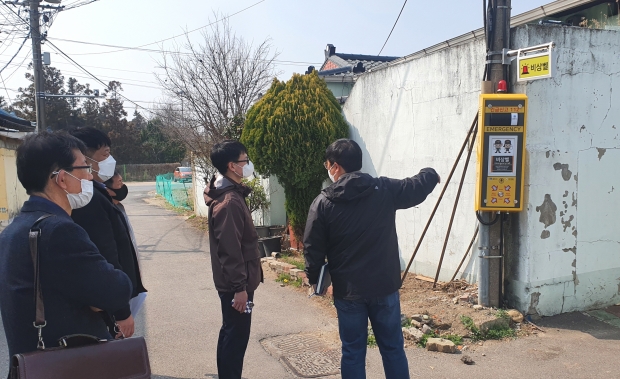 경주시가 생활밀착형 스마트 안전 서비스 구축을 완료하고 주민들에게 작동법 등을 설명하고 있다