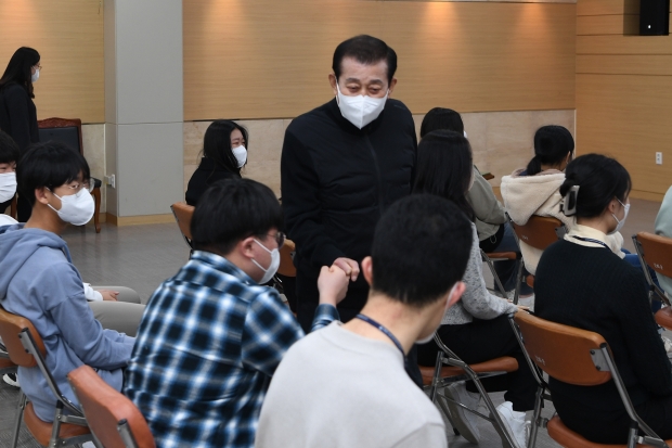 지난 2월 주니어 외교관과 소통했다