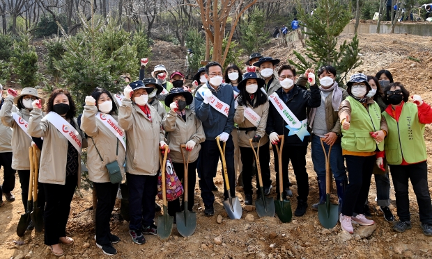 박남춘 인천광역시장이 5일 문학공원에서 열린 '제77회 식목일 나무심기 행사'에서 참가자들과 기념촬영을 하고 있다.