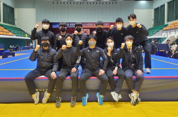 지난달 25일부터 28일까지 충청북도 보은군 국민체육센터에서 열린 제34회 회장배 전국우슈 선수권대회 및 국가대표 선발전에 출전한 경주시청 직장운동경기부 우슈팀 선수들이 기념촬영을 하고 있다