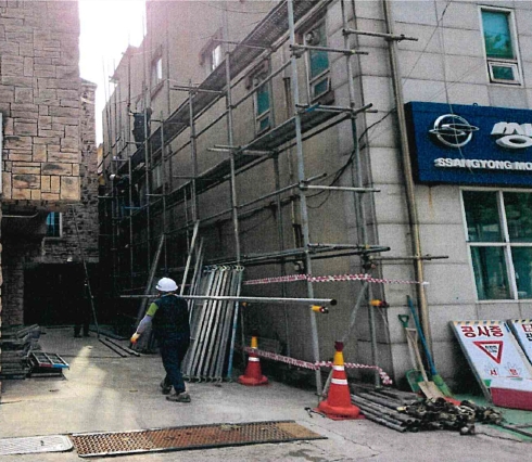 기존 드라이비트 외장재 철거현장 전경